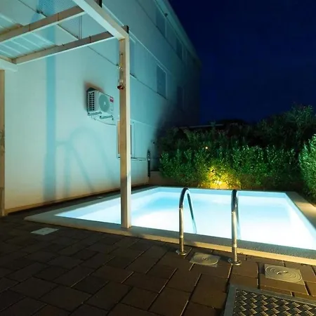 Family Friendly With A Swimming Pool Sabunike, Zadar - 18841 شقة
